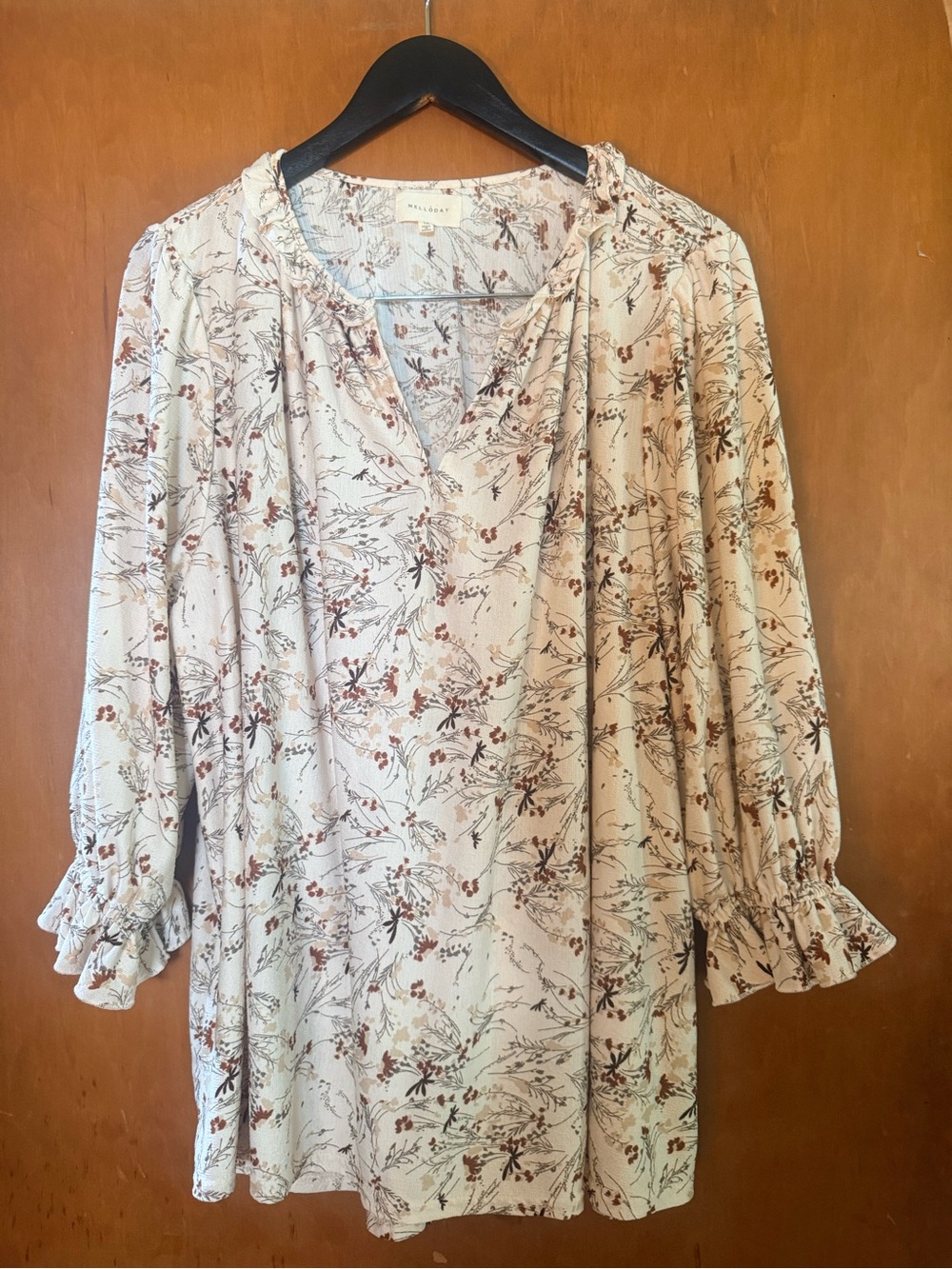 Melloday Cream Floral V-Neck Ruffle Cuff Tunic